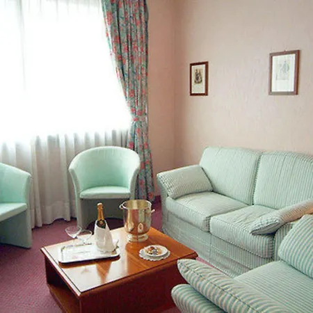 Du Cheval Blanc Hotel 4*