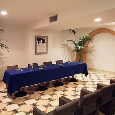 Du Cheval Blanc Hotel 4*